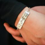pulsera grabada mujer